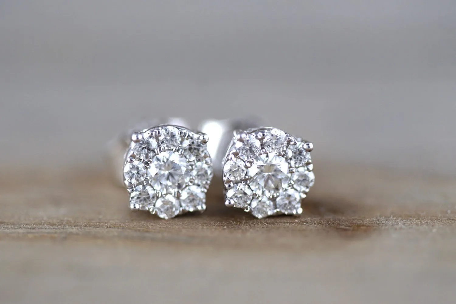 Only 1 Pair 18k White Gold Round Diamond Cluster Studs Earrings 6mm Push Back Post